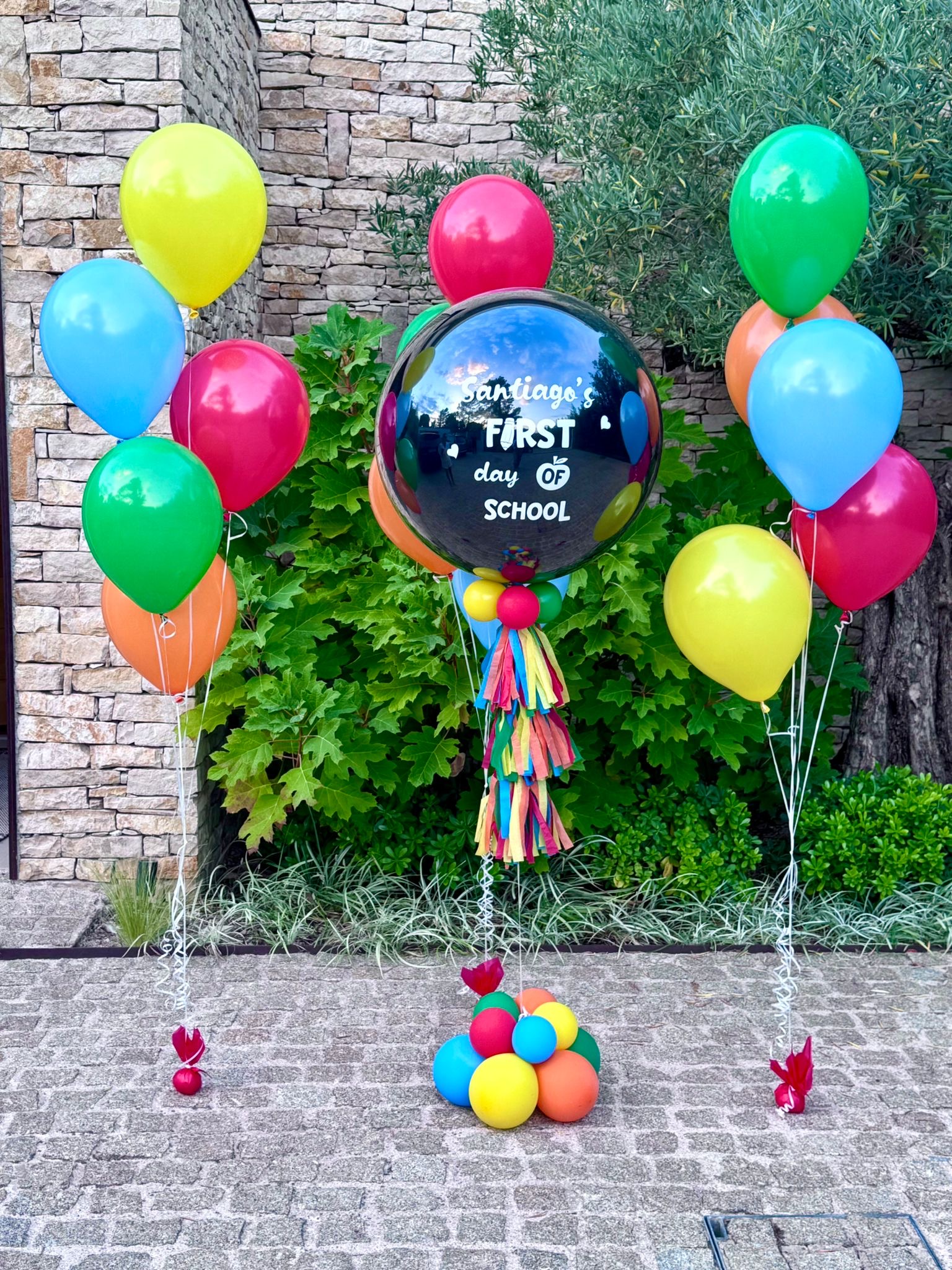 Personalisierter Bubble Balloon zum Schulanfang mit bunten Ballons.
