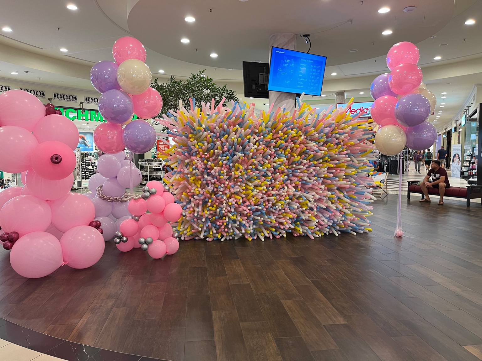 Große Ballonwand und Balloninstallation in Pastellfarben für ein Event im Einkaufszentrum.