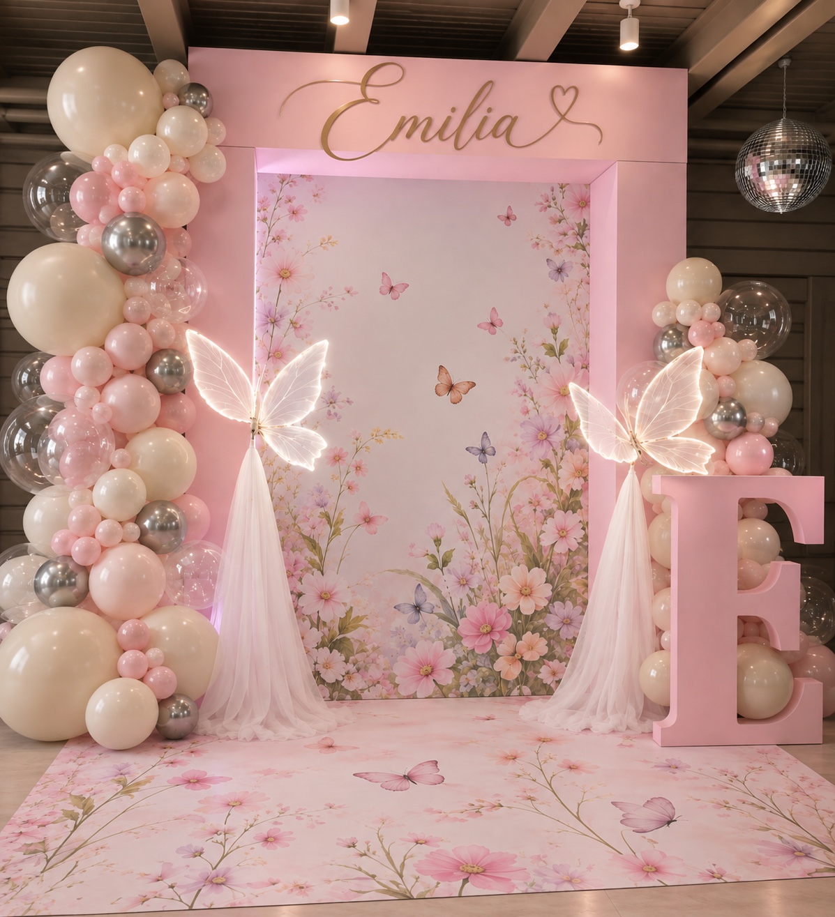 Rosa Ballonwand und Fotowand für eine Babyfeier.