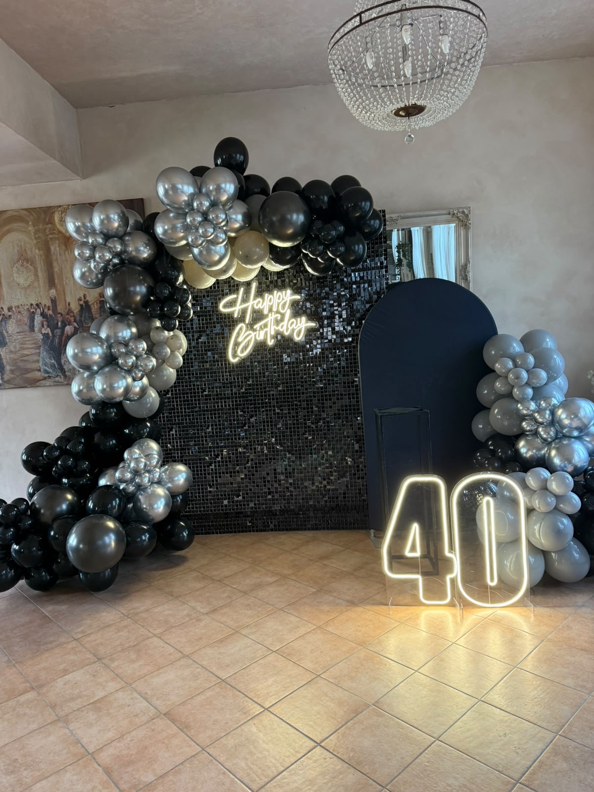 Schwarz-goldene Ballonwand und Geburtstagsdekoration zum 40. Geburtstag.
