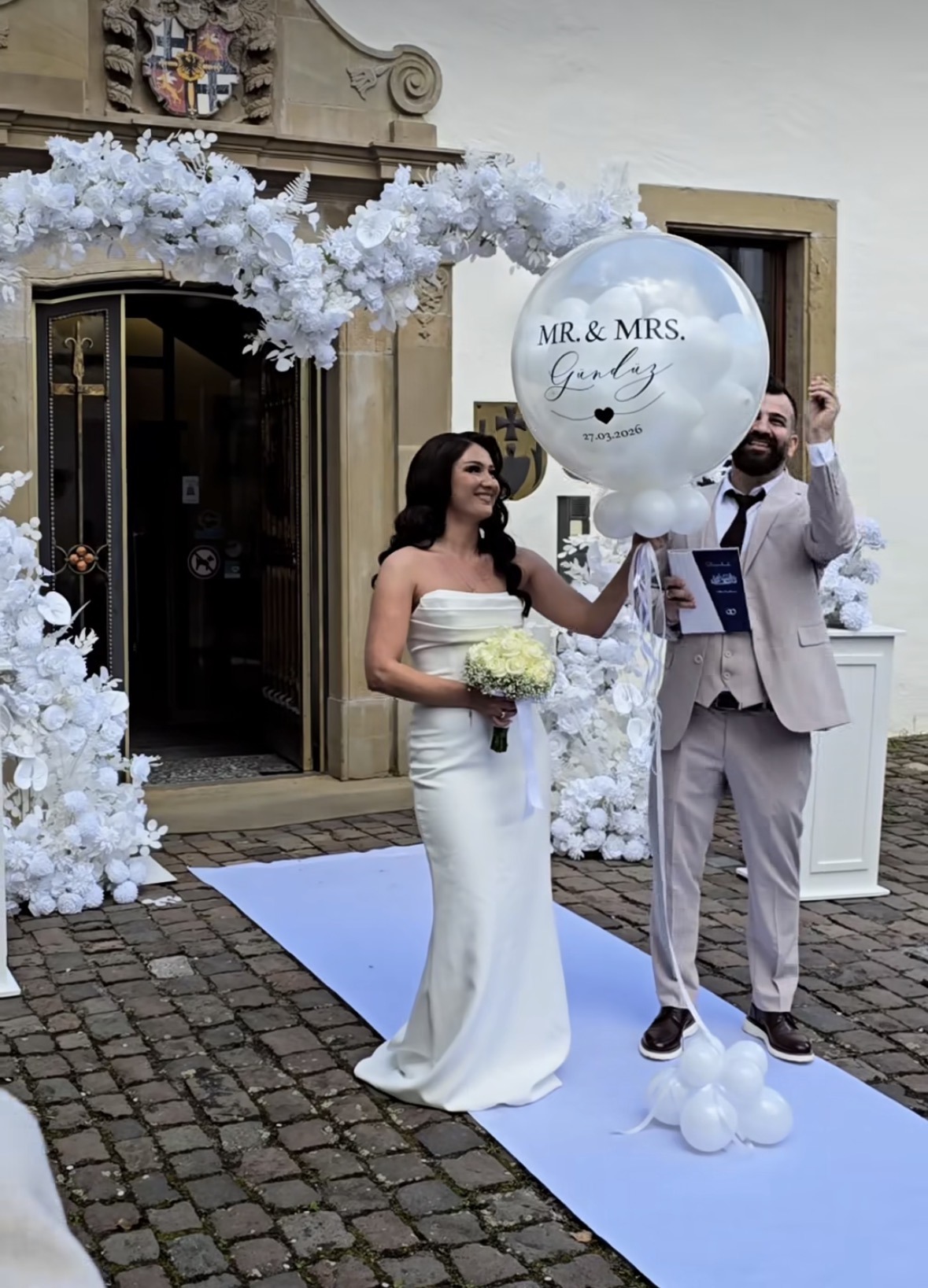 Transparenter Ballon zum Platzen mit kleinen weißen Ballons und personalisiertem Schriftzug zur Hochzeit in Stuttgart.
