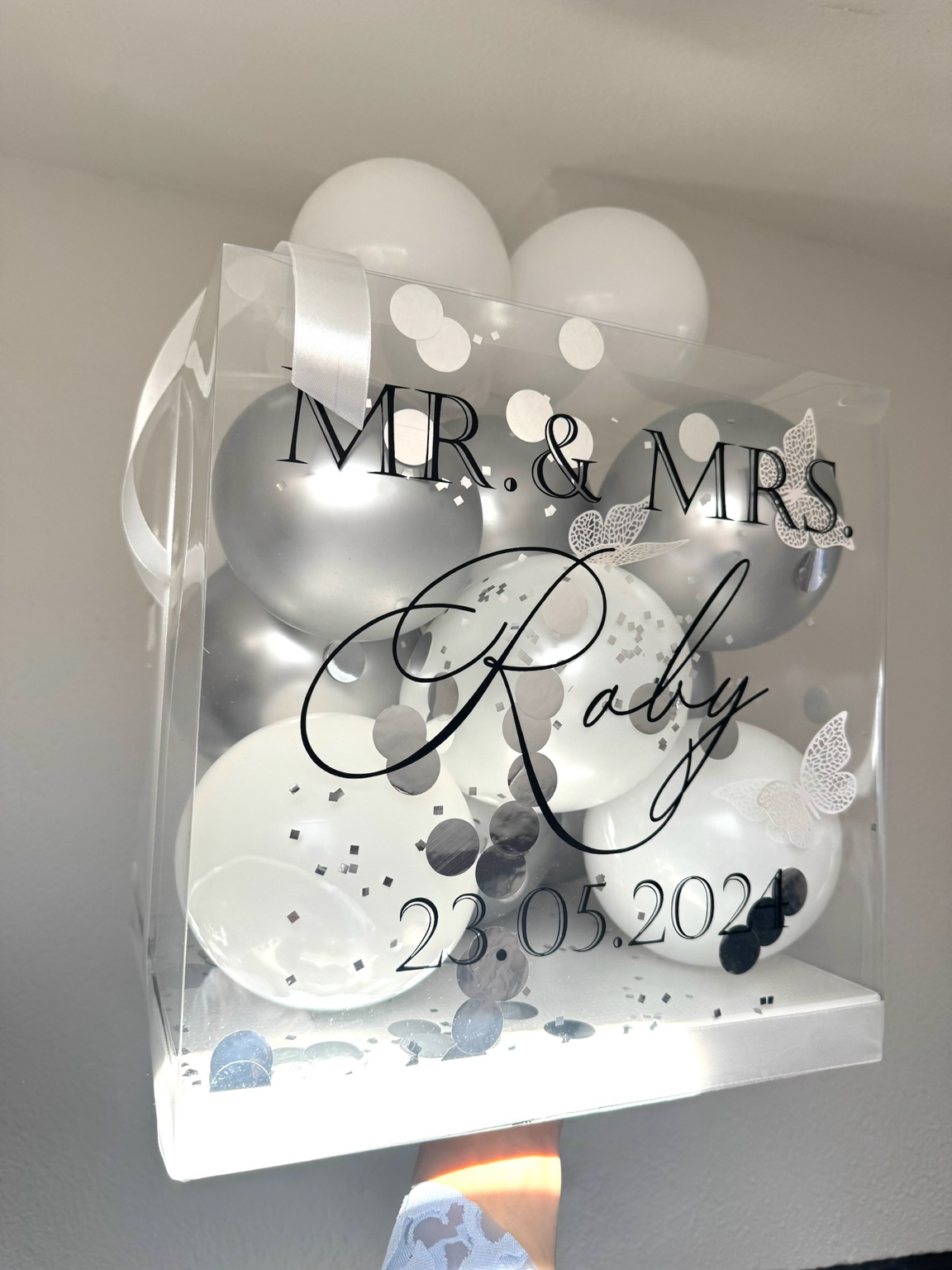 Personalisierte Ballonbox 30x30 cm in Weiß und Silber zur Hochzeit mit Namen und Hochzeitsdatum