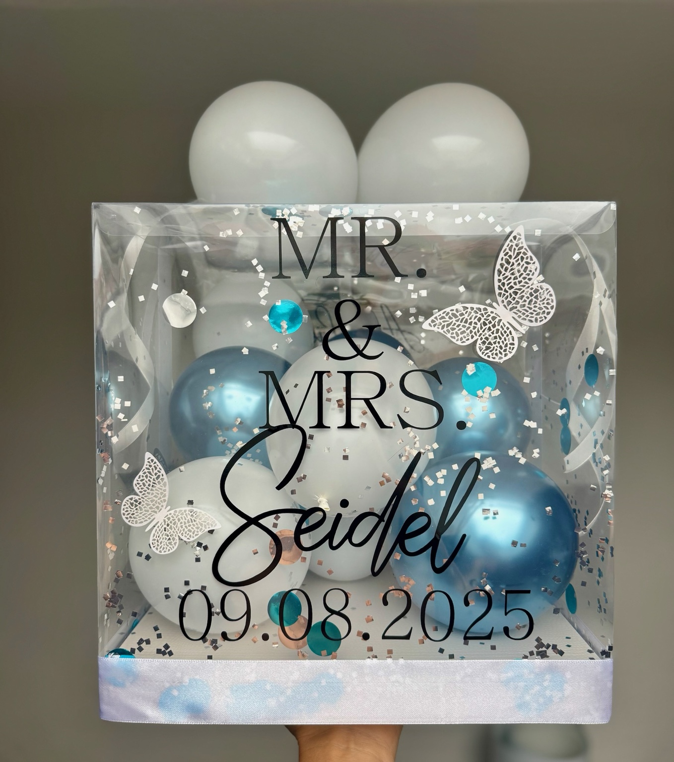 Blaue personalisierte Ballonbox 30x30 cm als Geldgeschenk zur Hochzeit mit Namen und Datum