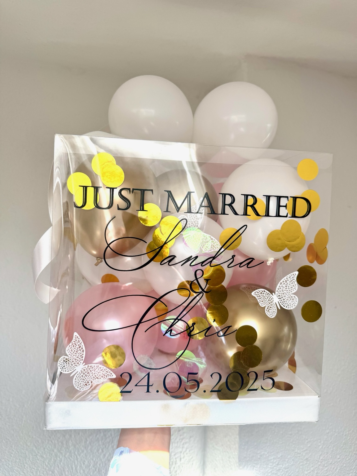 Personalisierte Ballonbox 30x30 cm als Geschenk zur Hochzeit mit goldenen Ballons und Namen