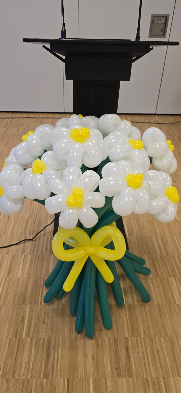 Ballonblumen Strauß aus weißen und gelben Ballons als dekoratives Ballongeschenk in Stuttgart