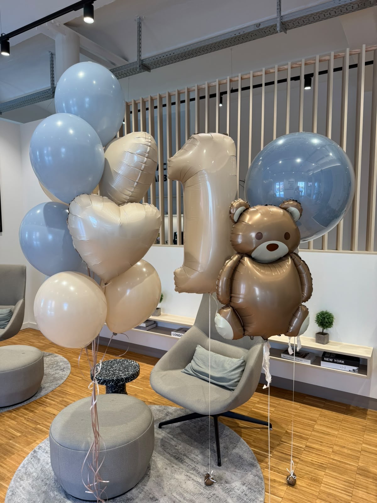 Ballonstrauß zum 1. Geburtstag mit Teddy und Zahlenballon in Beige und Hellblau in Stuttgart